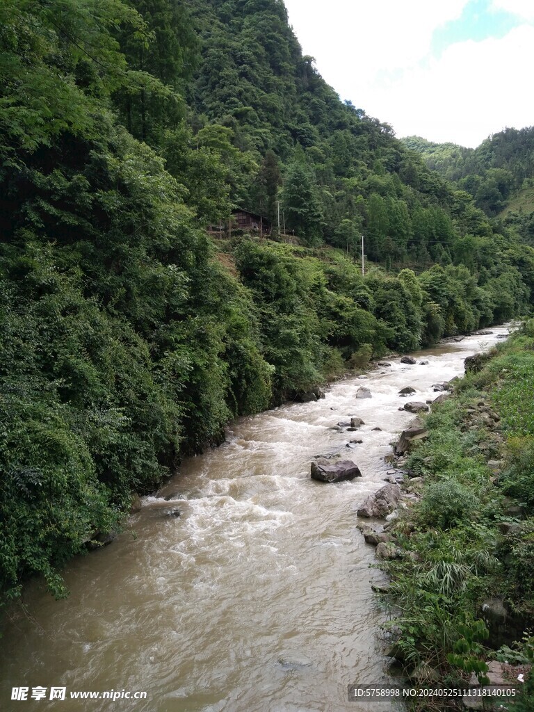 小河河谷风光