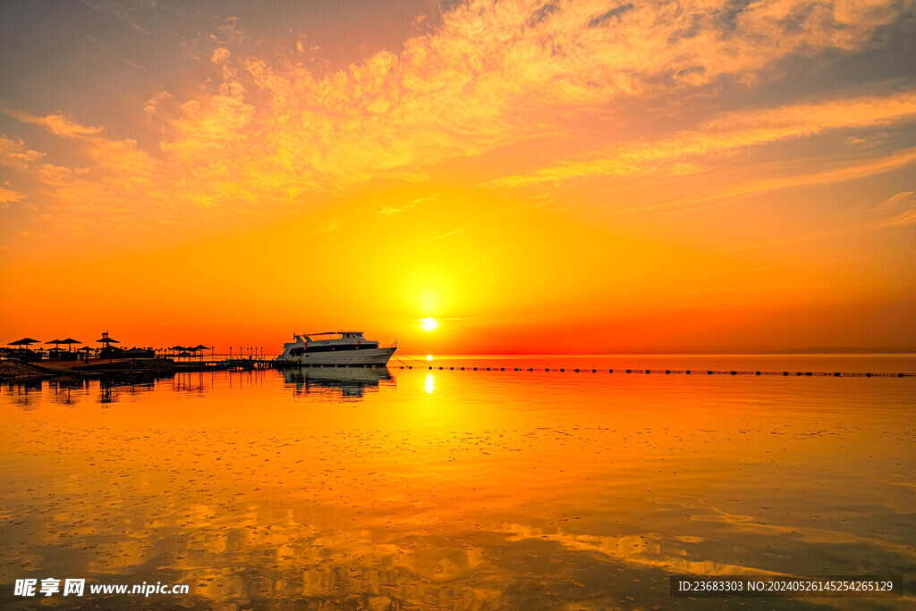 黄昏湖泊夕阳图片