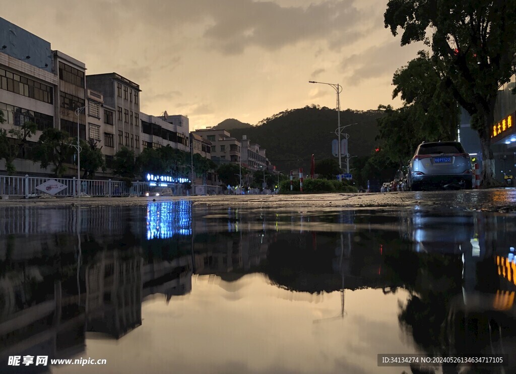 雨后城市倒影