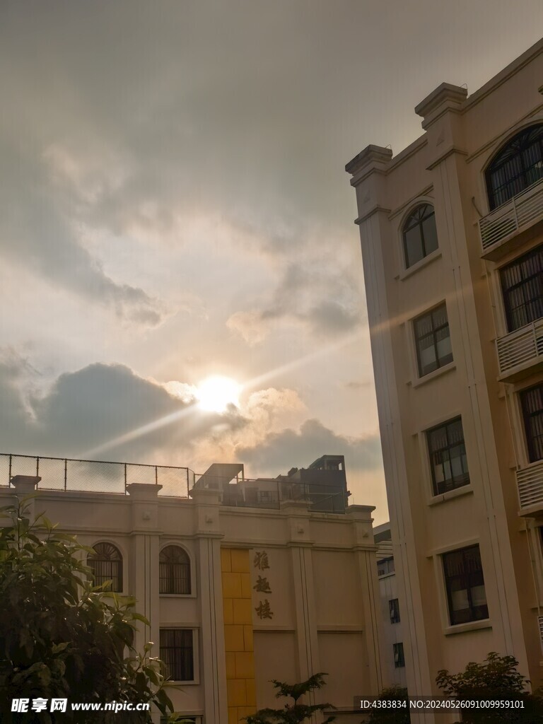 雨后日出云端