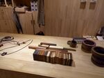 桌面上的雕刻工具