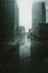 下雨的城市玻璃水珠氛围感图片