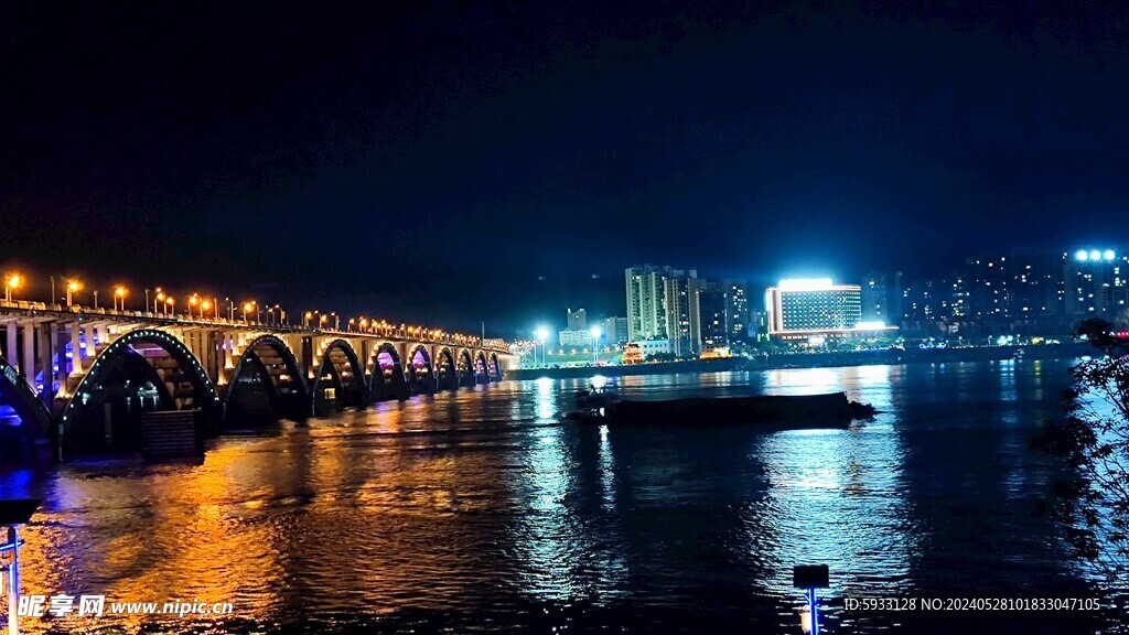 西江大桥江边航船灯光夜景