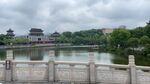 桥上湖景