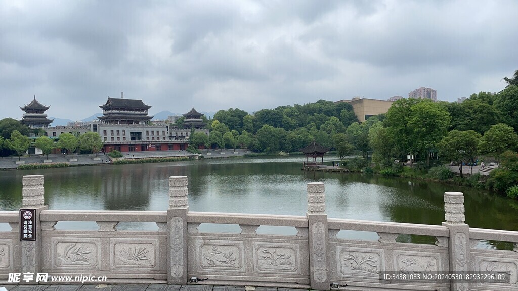 桥上湖景