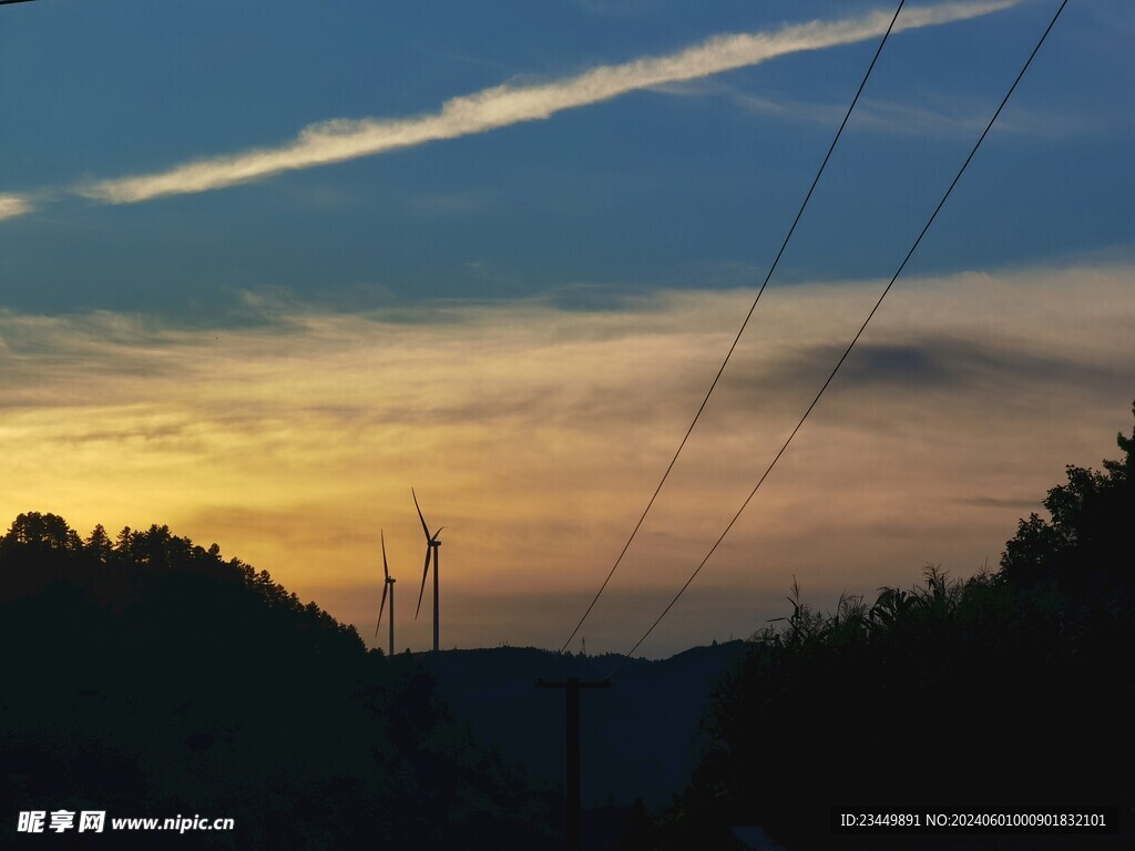 夕阳下的风力发电机