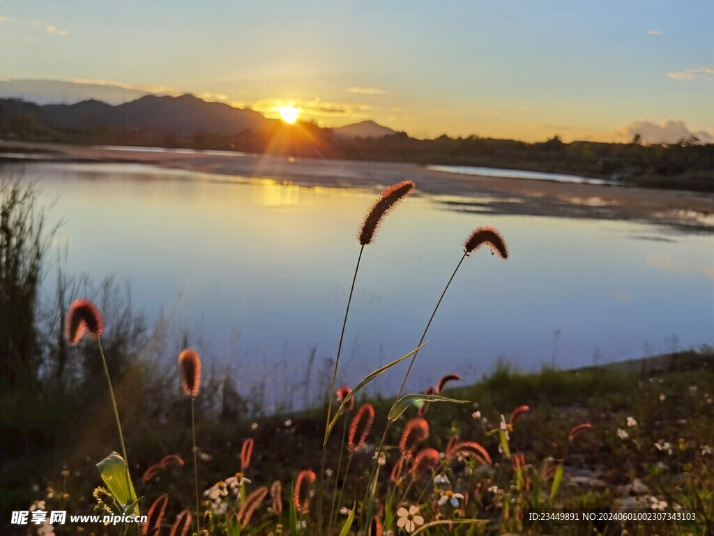 美丽湖泊夕阳风光