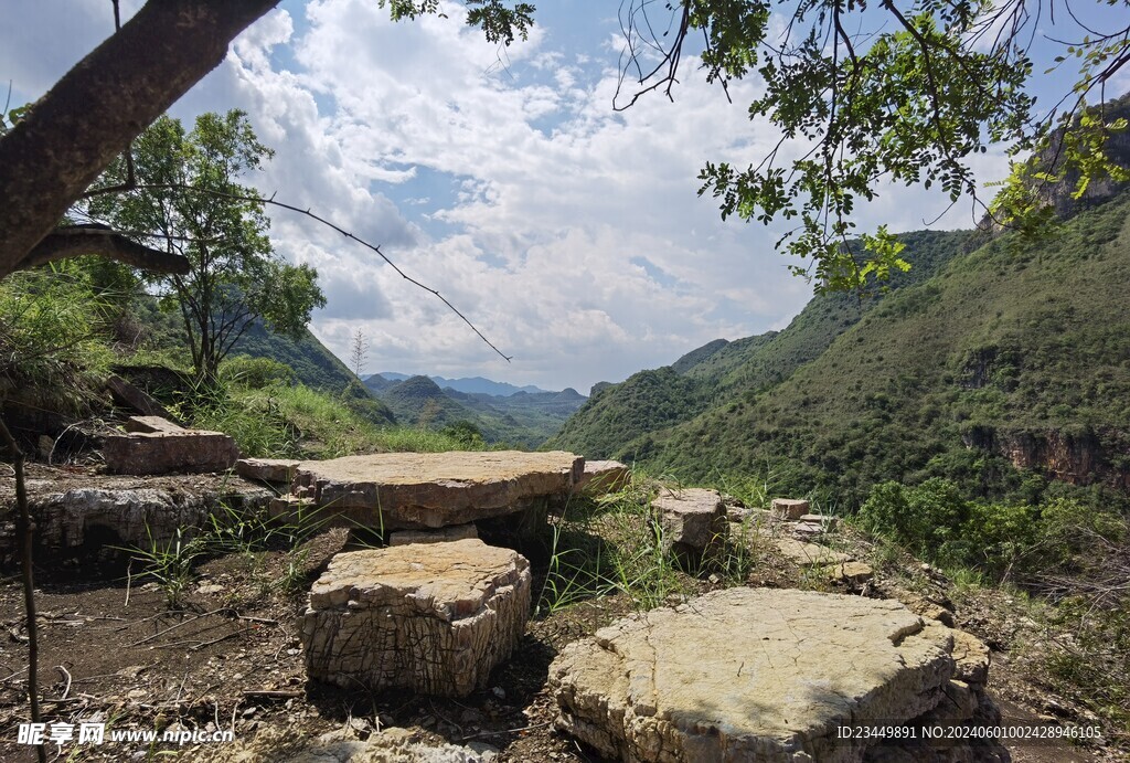 峡谷石桌风景