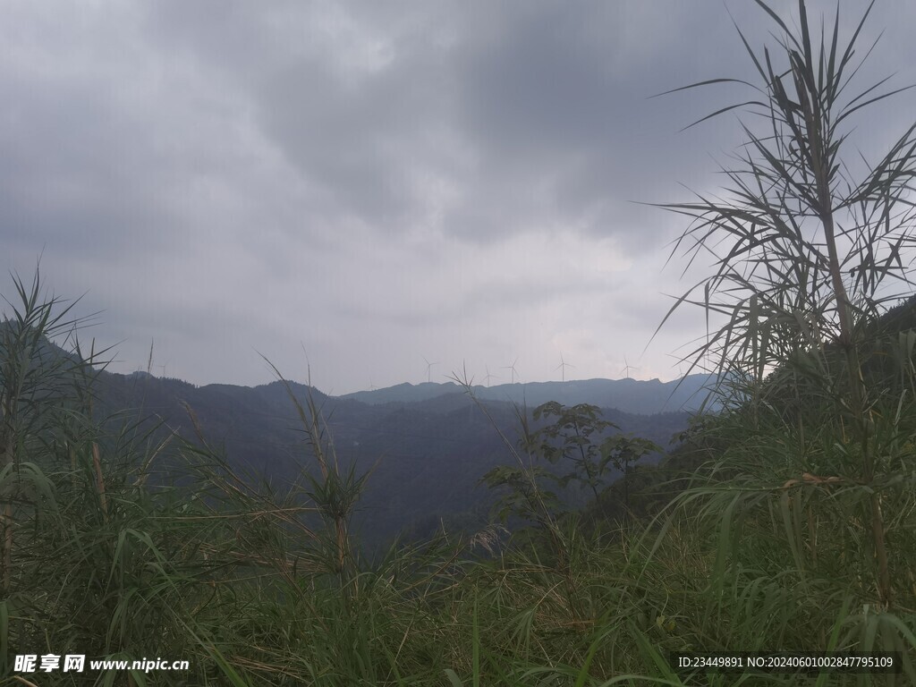 下雨前的峡谷天空