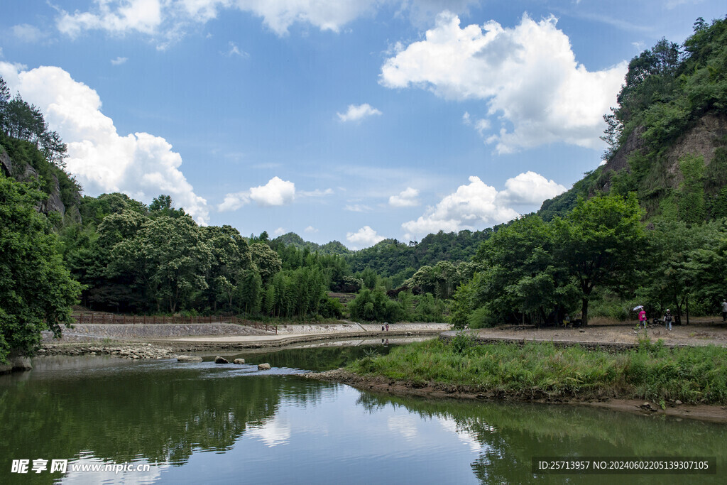 山涧溪水