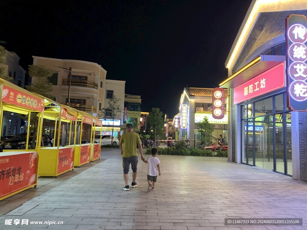 夜色 街景 父子