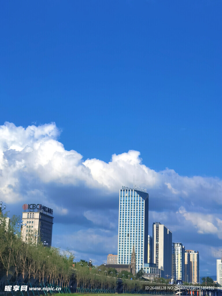 蓝天白云高楼