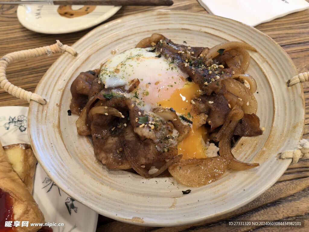 温泉蛋肥牛饭