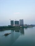 建筑河边船