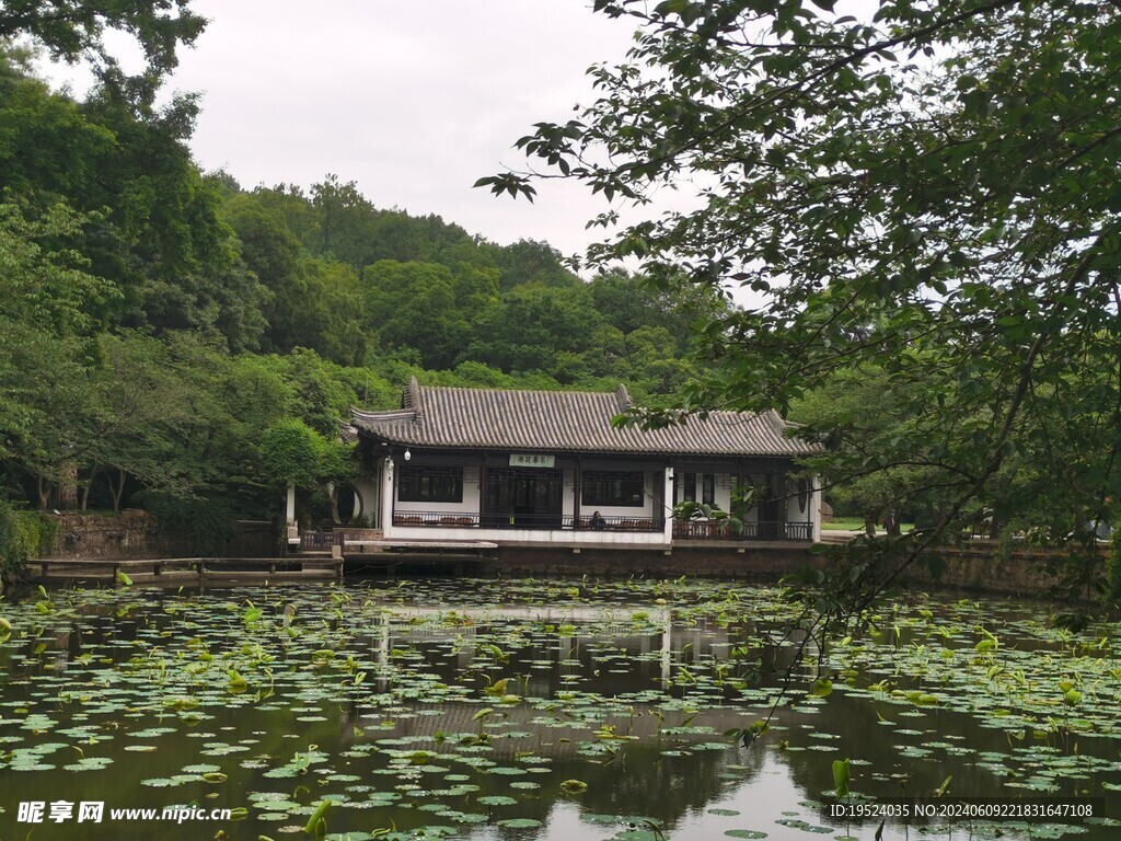 湖边小屋