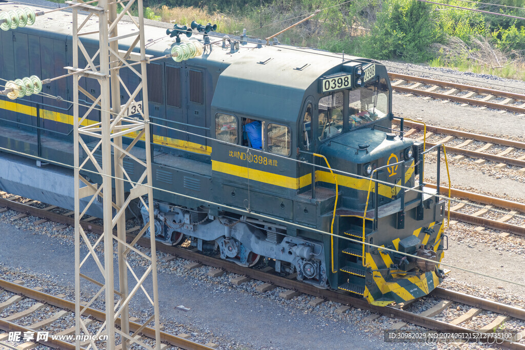 ND5型机车运行在金州站