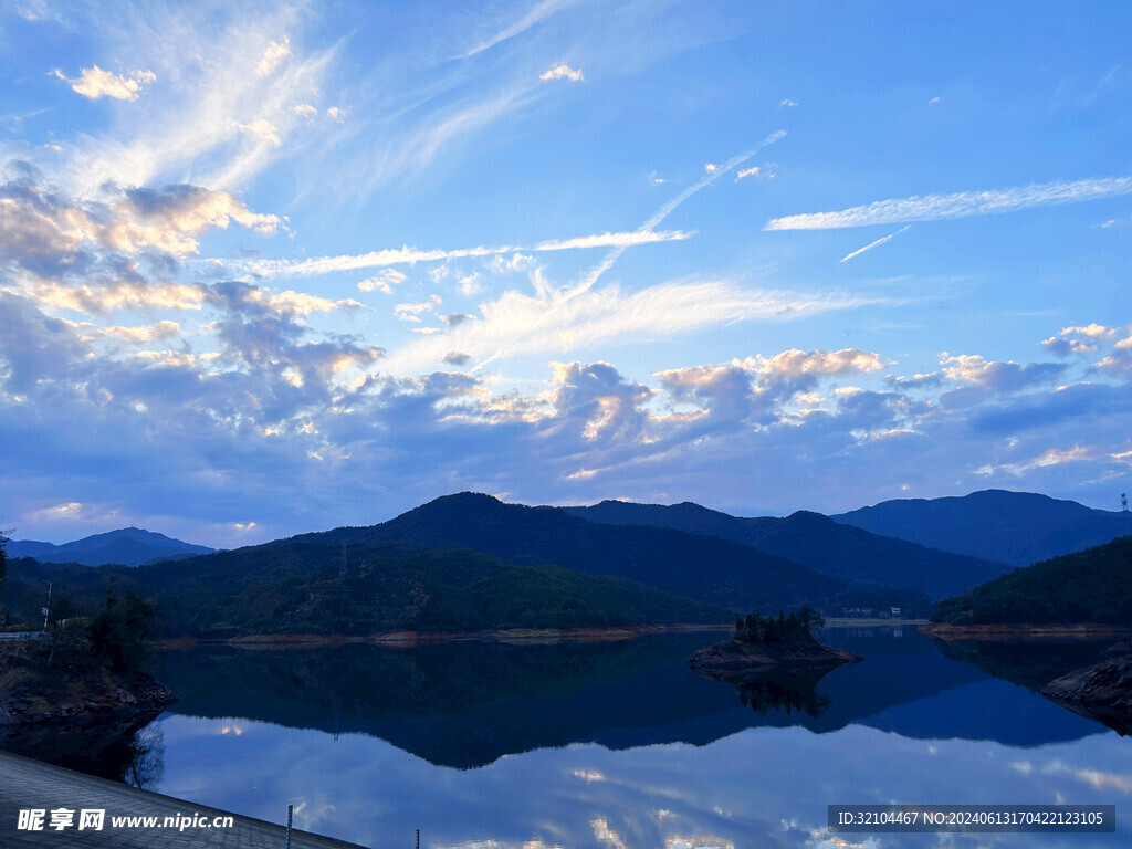 夕阳湖面梦幻天空云朵