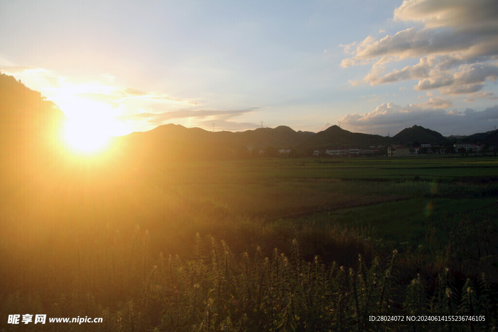 故乡田间的夕阳