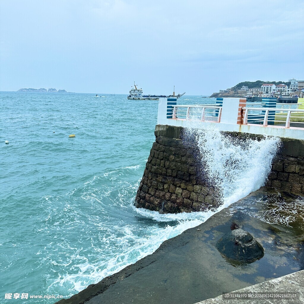 海浪拍岸