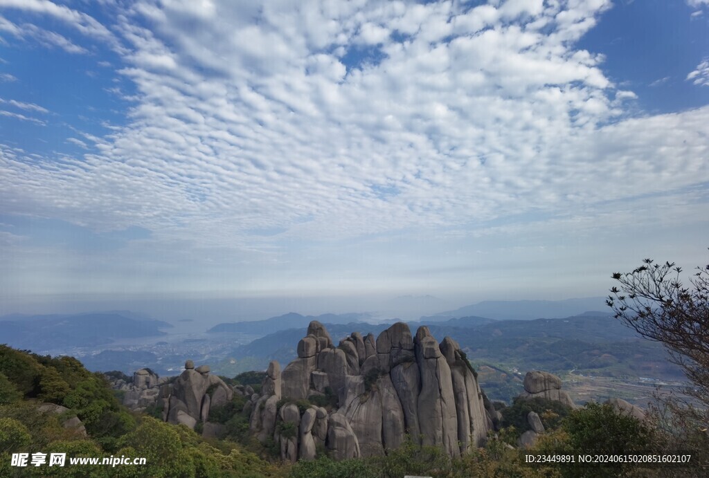 蓝天白云下的太姥山风景