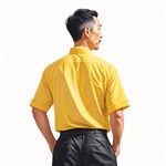 一个穿着黄色衬衫黑色短裤的父亲，手高举握拳，背影，近景