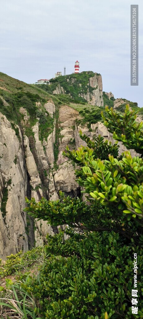 山峰灯塔