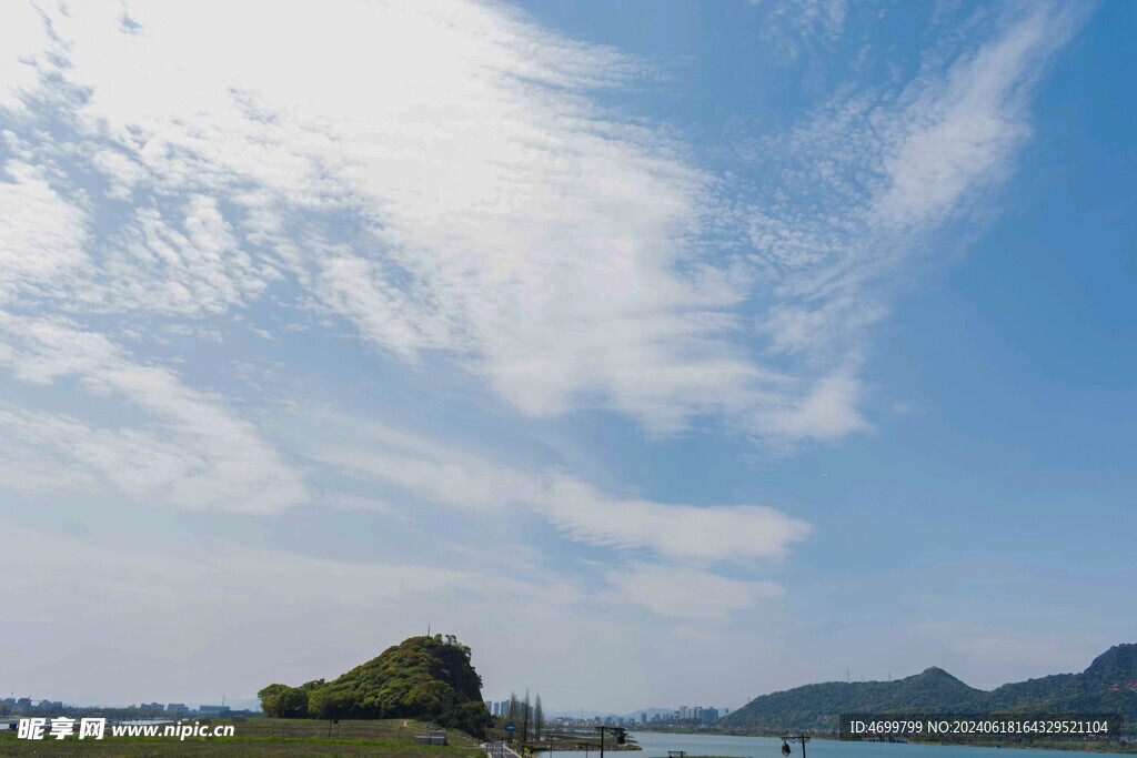 山脚蓝天
