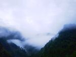 云雾袅绕的山谷