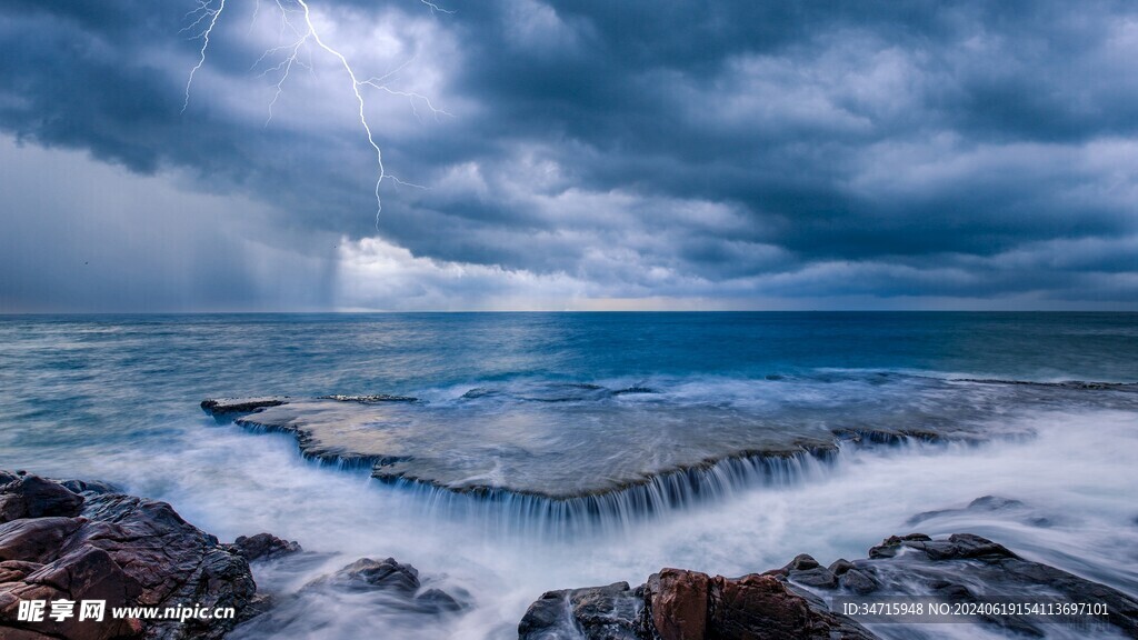 风雨中的大海与礁石