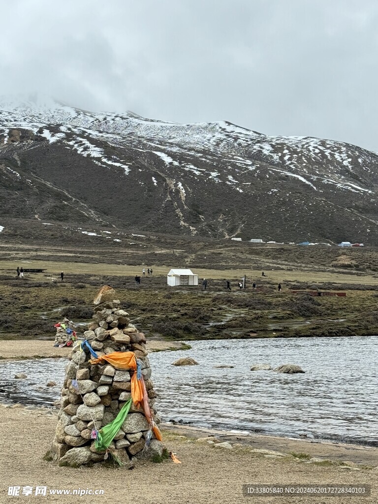 雪山湖泊