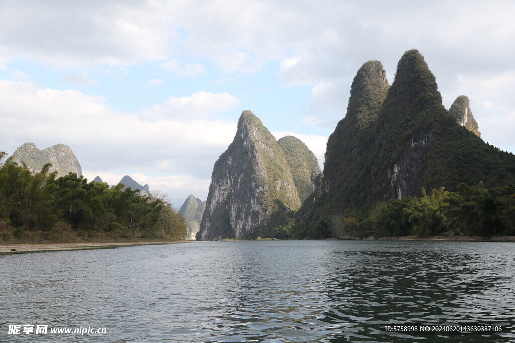 桂林漓江山峰中景