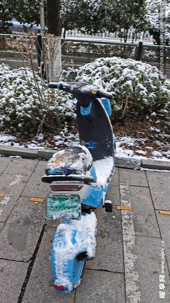 助力车雪景