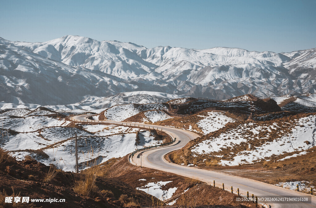 雪山公路摄影图