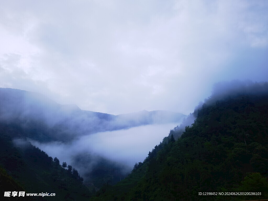 云雾袅绕的山谷