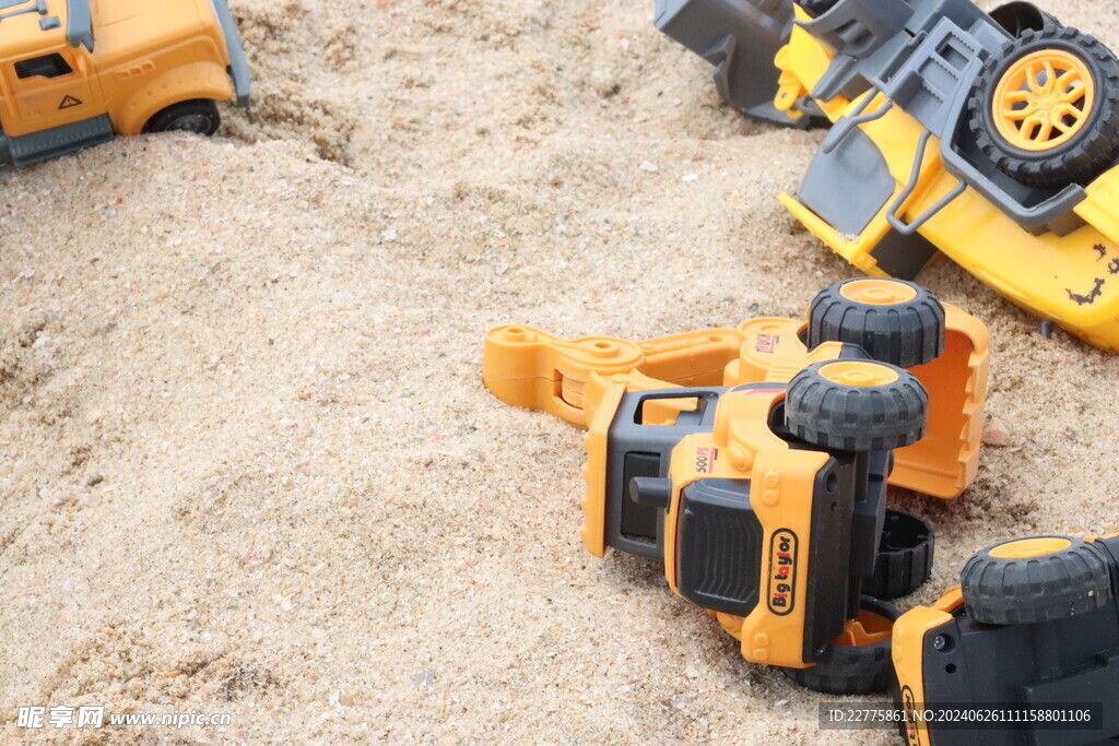 儿童挖掘车工程车玩具沙滩摄影