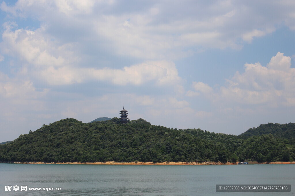 湖水山天空塔