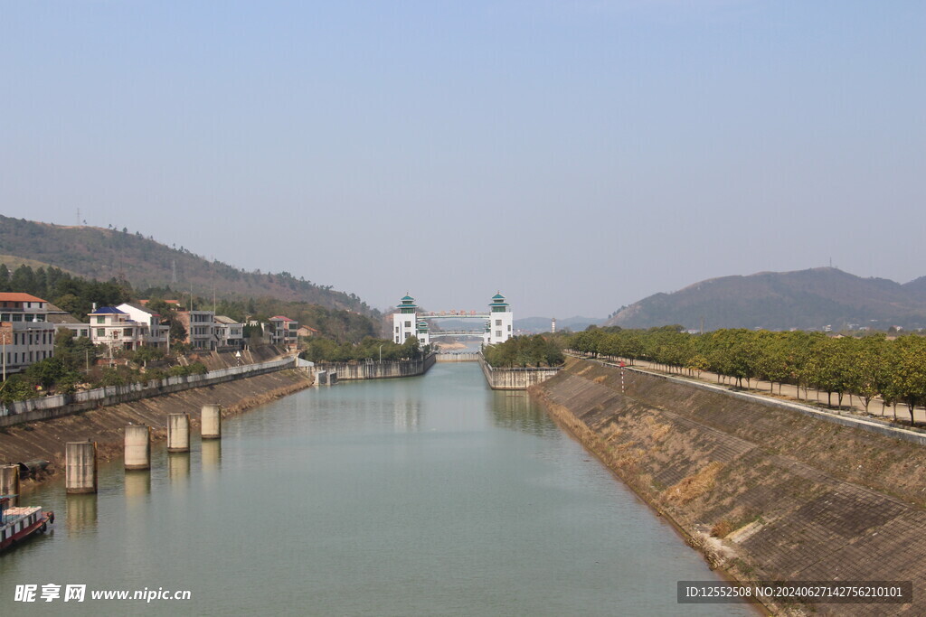 湖水天空