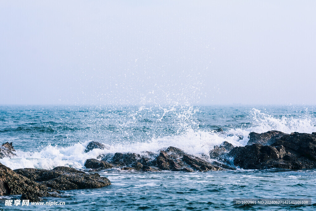 青岛白天大海海浪拍岸摄影图