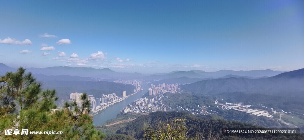 延平一角 蓝天 房子 山峦 