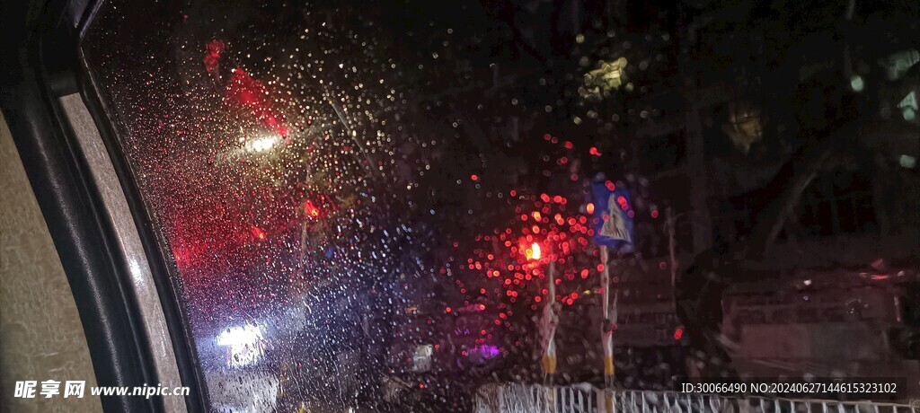 下雨天车窗外