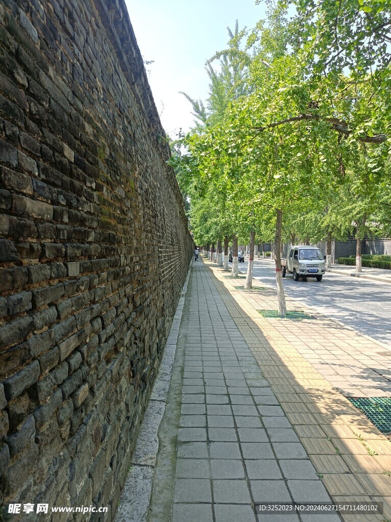 孔庙之万仞宫墙 城墙边的街道