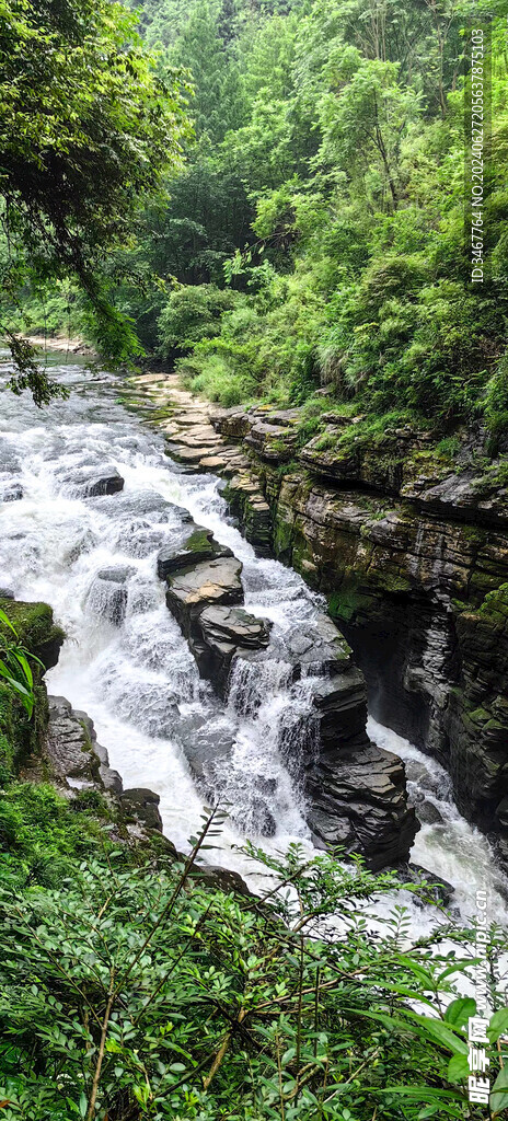 山间溪流