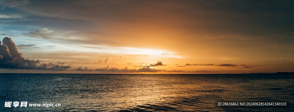 蓝天白云自然海滩沙滩背景