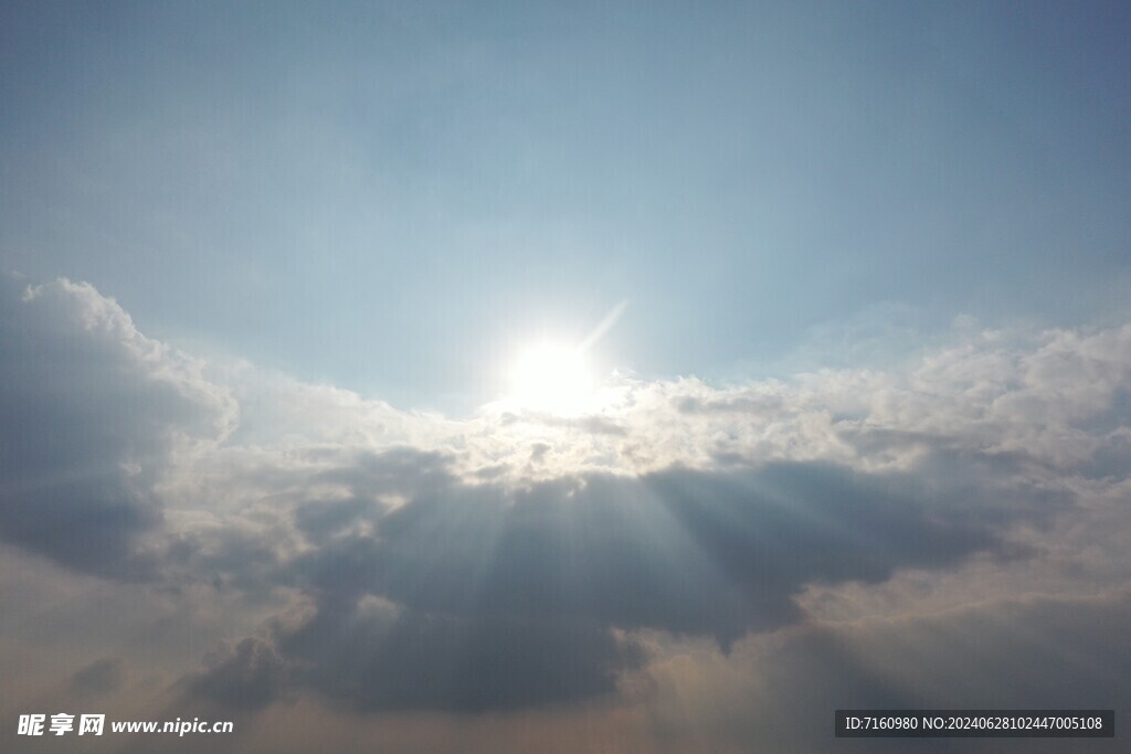 太阳在云后发射出光芒