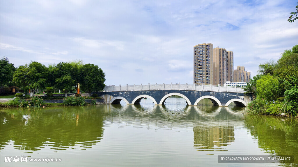 蓝天白云建筑水天一色树木倒影