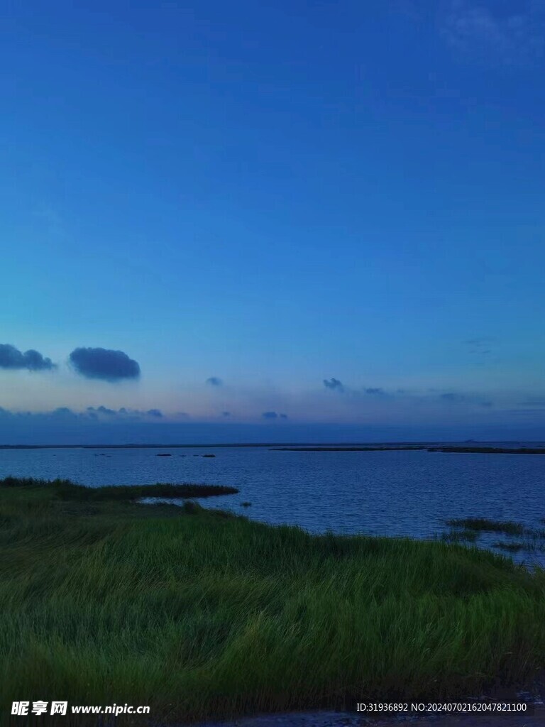 蓝色湖景
