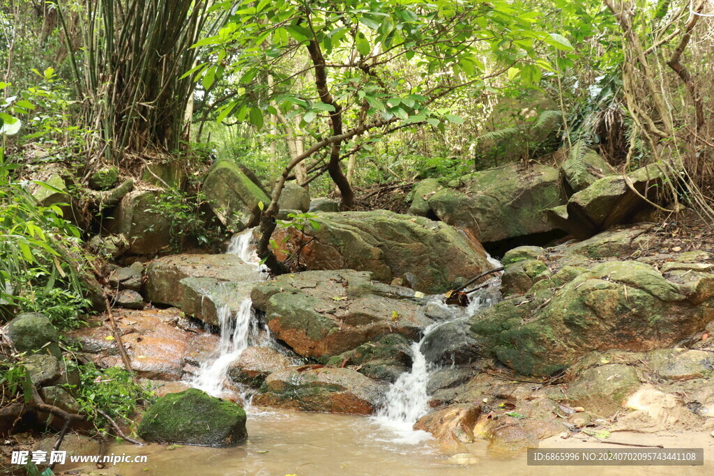 山涧溪流