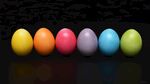 排列整齐的五颜六色的蛋