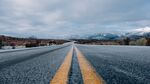 雪山下的公路
