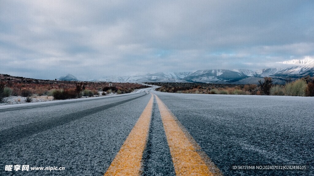 雪山下的公路